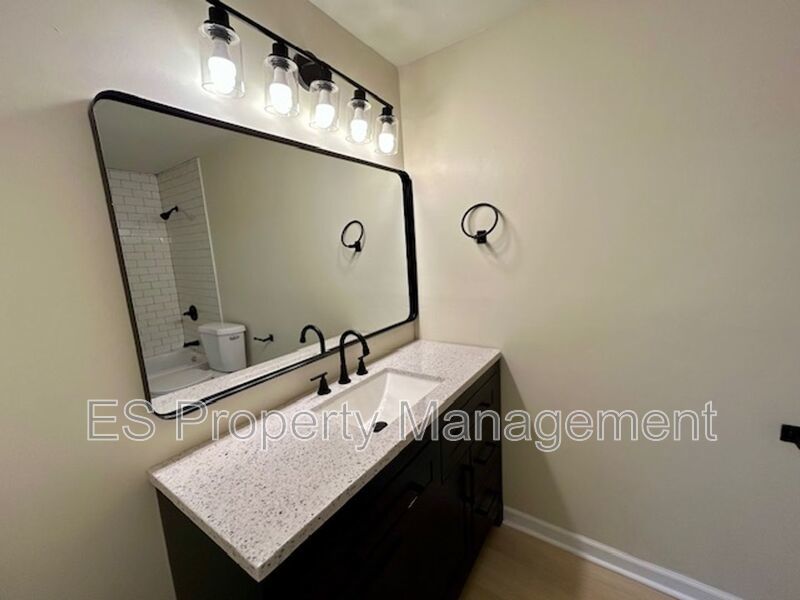 Beautifully Renovated 3 Bedroom 1.5 Bathroom with Large Yard in New Whiteland property image